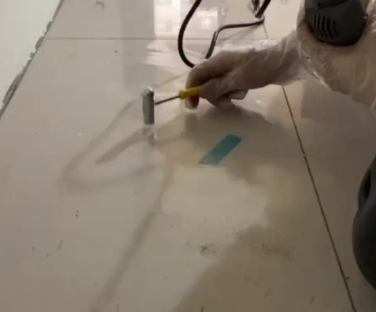余杭瓷砖开裂维修公司专业分享瓷砖在铺贴前如果没有沥干水分，将会导致以下问题